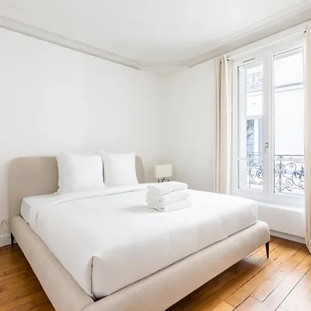 Eiffel Tower - New Renovated 4 People * パリ